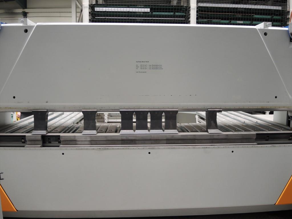 Chapas metálicas e máquinas para trabalhar metais<br><font size="2">Colaboração com Hilco Industrial Acquisitions bv</font><br><img src="/images/hil.png"><br>-7