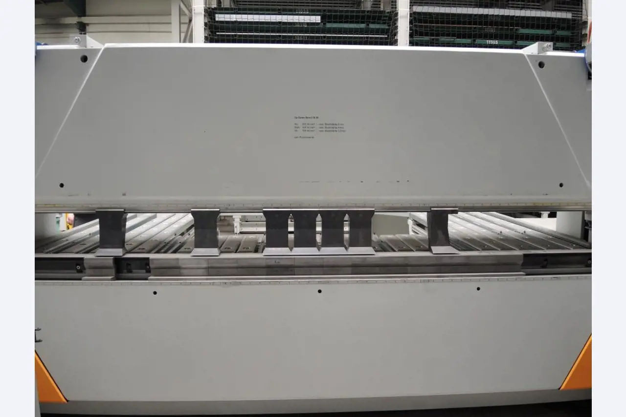 Chapas metálicas e máquinas para trabalhar metais<br><font size="2">Colaboração com Hilco Industrial Acquisitions bv</font><br><img src="/images/hil.png"><br>-7