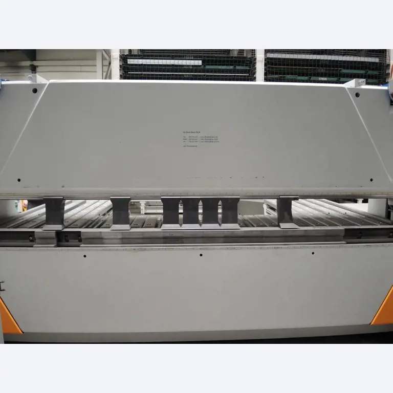 Chapas metálicas e máquinas para trabalhar metais<br><font size="2">Colaboração com Hilco Industrial Acquisitions bv</font><br><img src="/images/hil.png"><br>-7