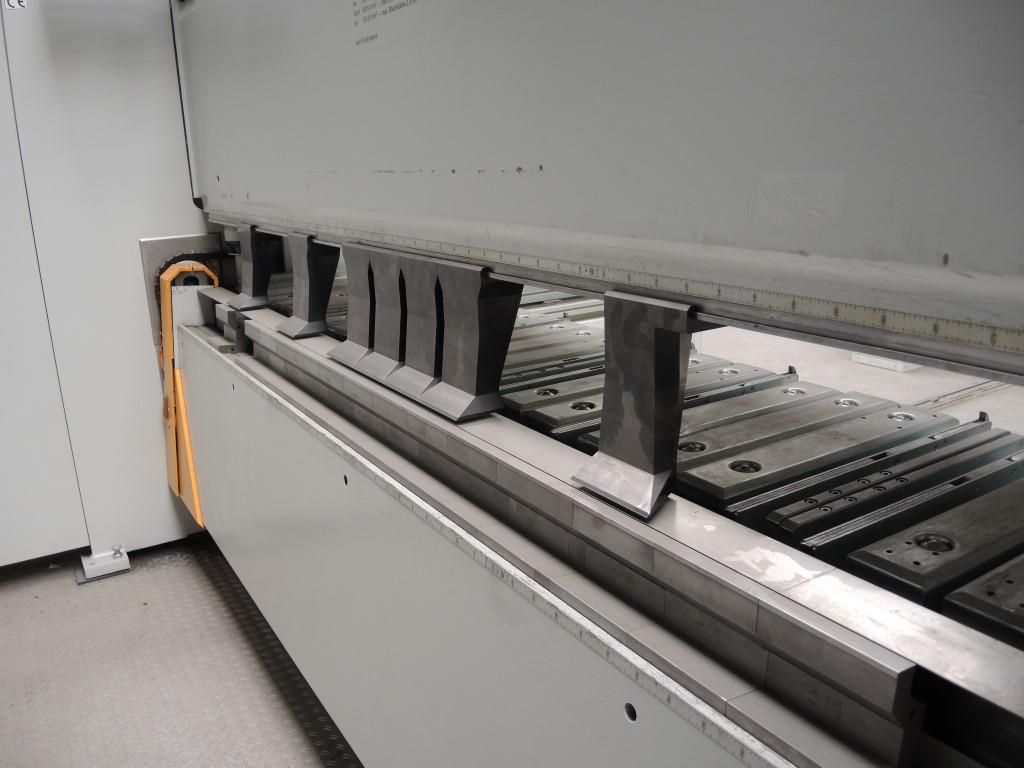 Chapas metálicas e máquinas para trabalhar metais<br><font size="2">Colaboração com Hilco Industrial Acquisitions bv</font><br><img src="/images/hil.png"><br>-8