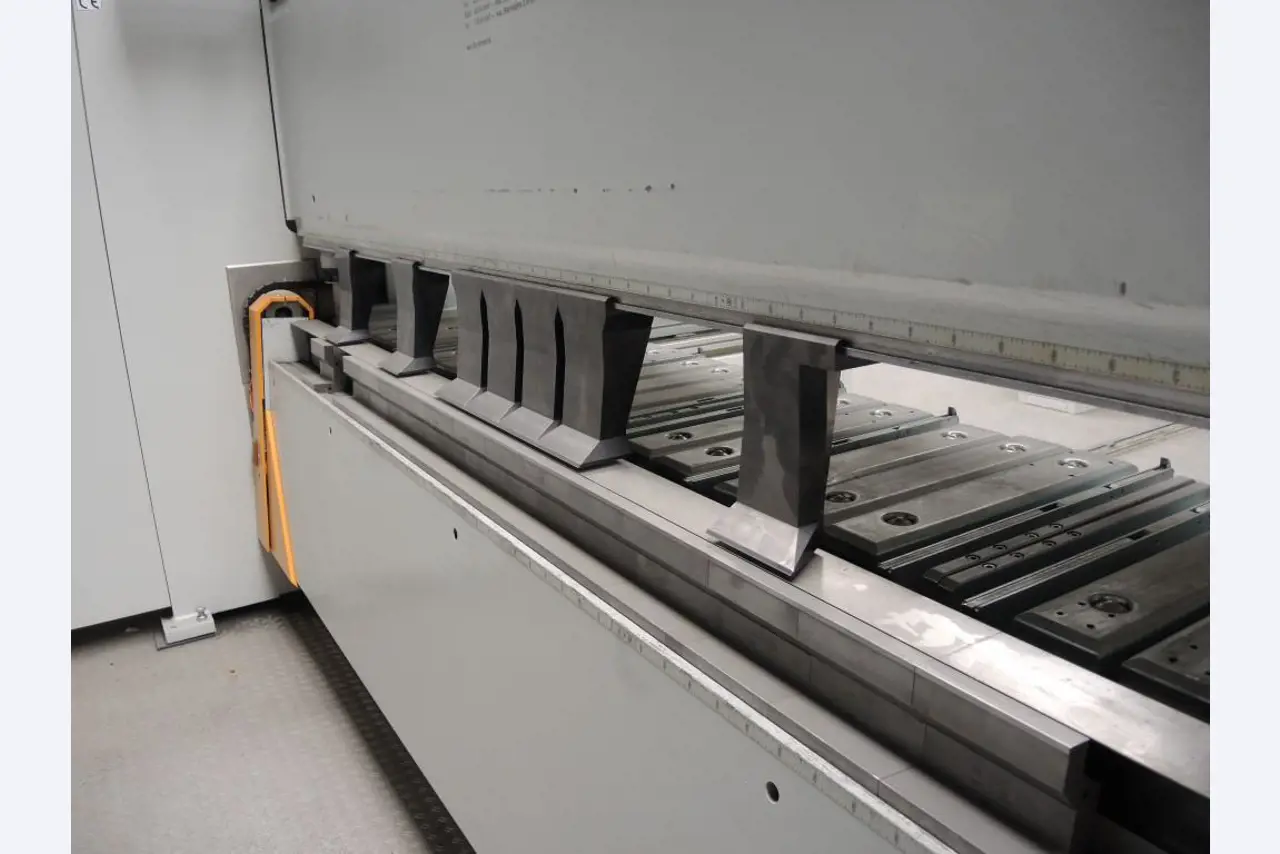 Chapas metálicas e máquinas para trabalhar metais<br><font size="2">Colaboração com Hilco Industrial Acquisitions bv</font><br><img src="/images/hil.png"><br>-8