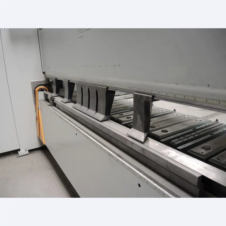 Chapas metálicas e máquinas para trabalhar metais<br><font size="2">Colaboração com Hilco Industrial Acquisitions bv</font><br><img src="/images/hil.png"><br>-8