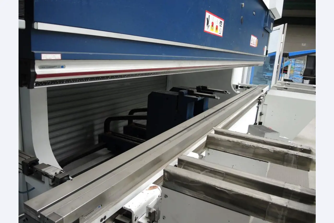 Chapas metálicas e máquinas para trabalhar metais<br><font size="2">Colaboração com Hilco Industrial Acquisitions bv</font><br><img src="/images/hil.png"><br>-11