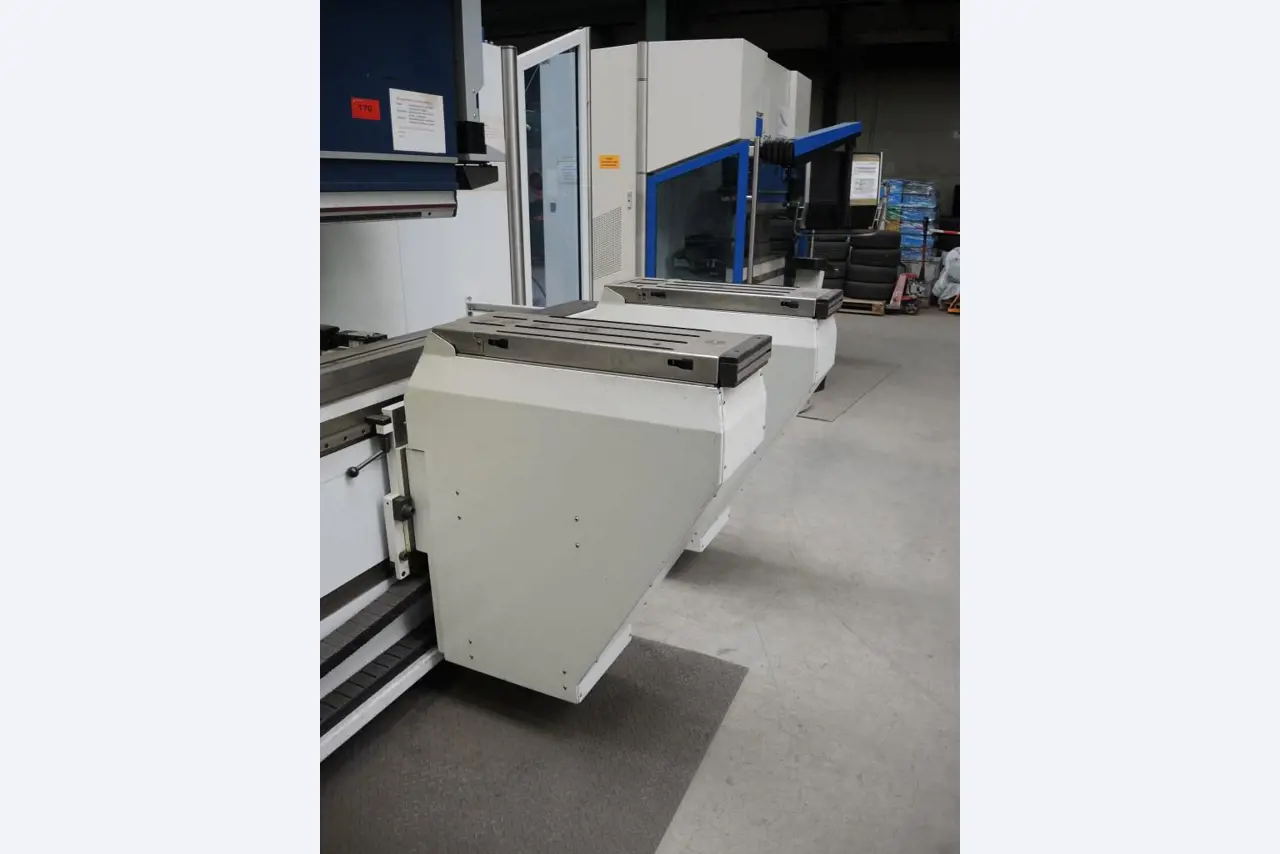 Chapas metálicas e máquinas para trabalhar metais<br><font size="2">Colaboração com Hilco Industrial Acquisitions bv</font><br><img src="/images/hil.png"><br>-12