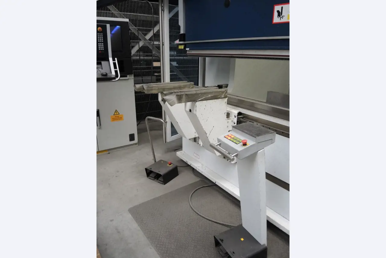 Chapas metálicas e máquinas para trabalhar metais<br><font size="2">Colaboração com Hilco Industrial Acquisitions bv</font><br><img src="/images/hil.png"><br>-13