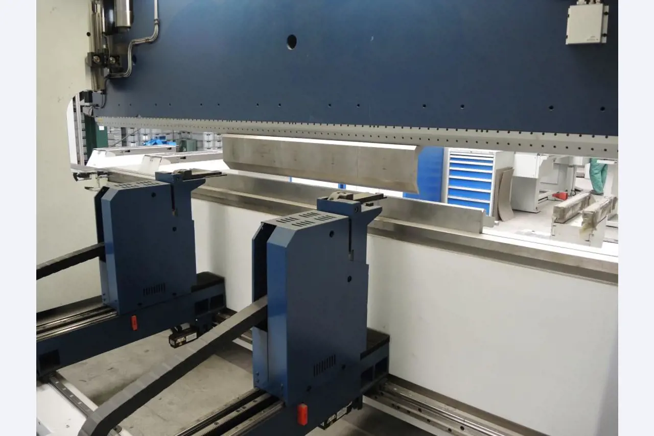 Chapas metálicas e máquinas para trabalhar metais<br><font size="2">Colaboração com Hilco Industrial Acquisitions bv</font><br><img src="/images/hil.png"><br>-14