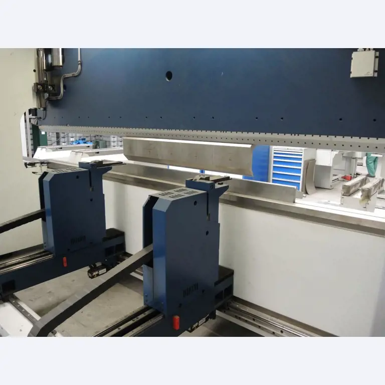 Chapas metálicas e máquinas para trabalhar metais<br><font size="2">Colaboração com Hilco Industrial Acquisitions bv</font><br><img src="/images/hil.png"><br>-14