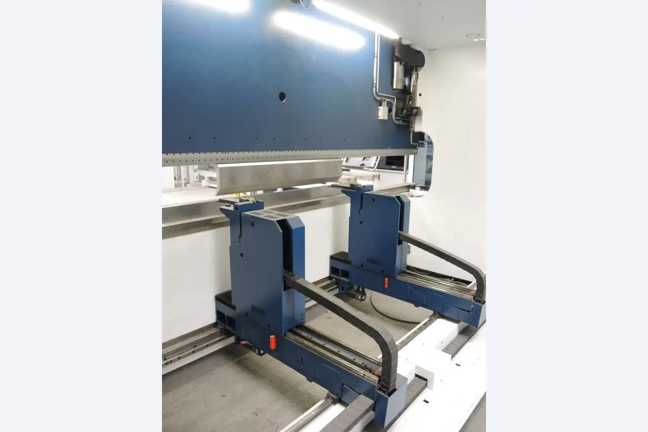 Chapas metálicas e máquinas para trabalhar metais<br><font size="2">Colaboração com Hilco Industrial Acquisitions bv</font><br><img src="/images/hil.png"><br>-15