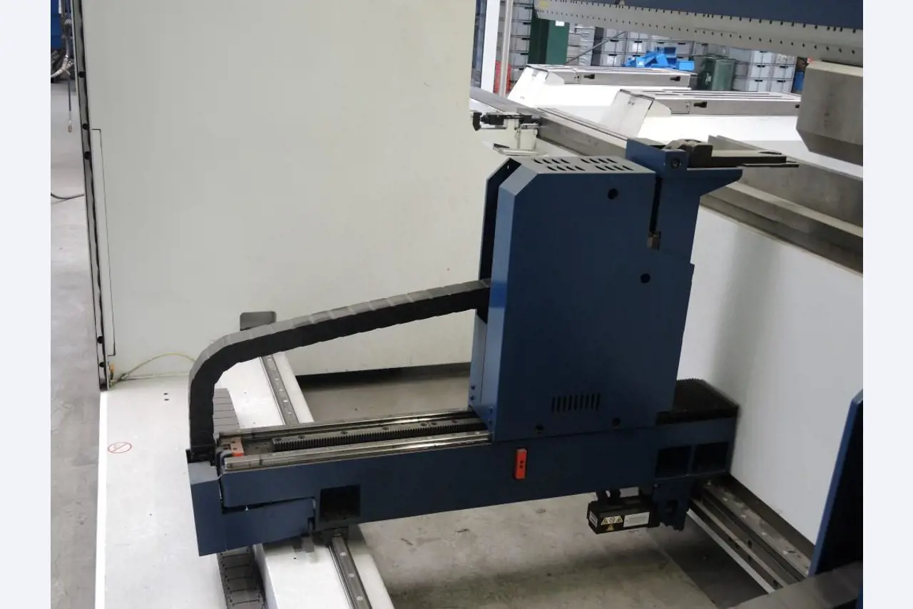 Chapas metálicas e máquinas para trabalhar metais<br><font size="2">Colaboração com Hilco Industrial Acquisitions bv</font><br><img src="/images/hil.png"><br>-2