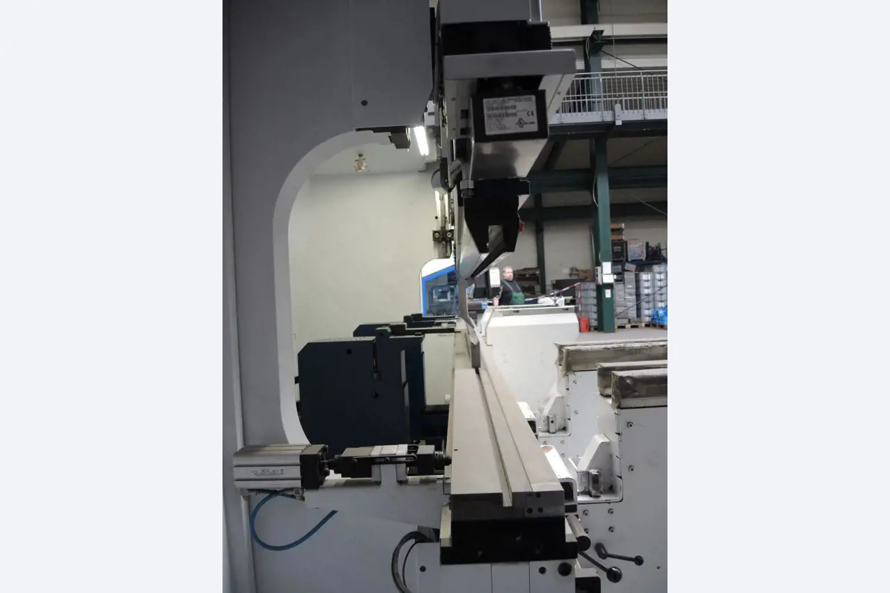 Chapas metálicas e máquinas para trabalhar metais<br><font size="2">Colaboração com Hilco Industrial Acquisitions bv</font><br><img src="/images/hil.png"><br>-3