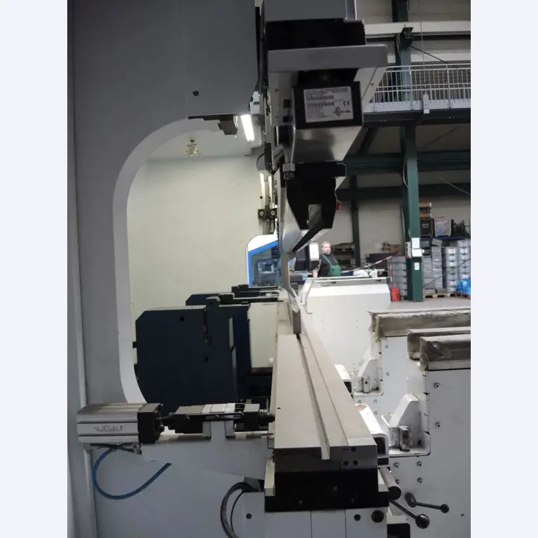 Chapas metálicas e máquinas para trabalhar metais<br><font size="2">Colaboração com Hilco Industrial Acquisitions bv</font><br><img src="/images/hil.png"><br>-3