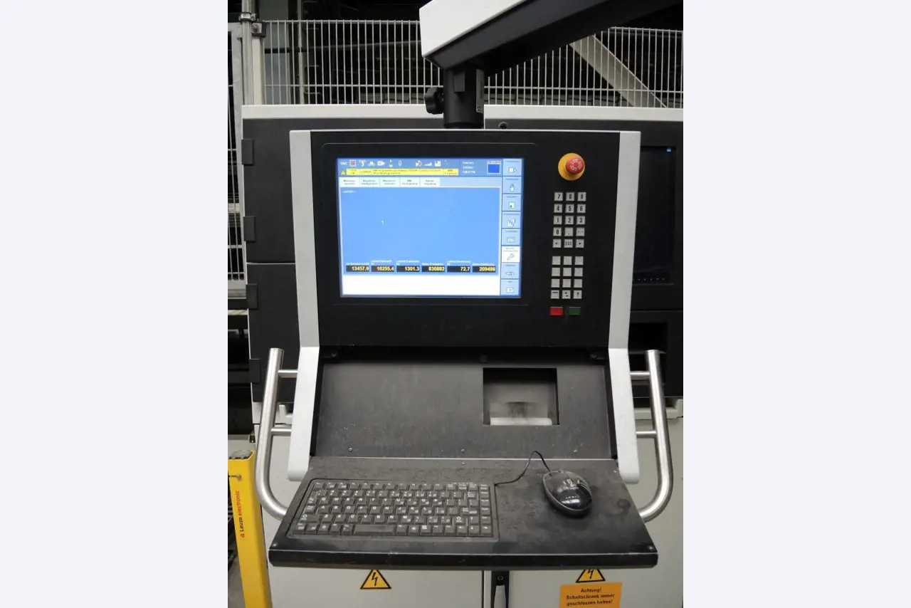 Chapas metálicas e máquinas para trabalhar metais<br><font size="2">Colaboração com Hilco Industrial Acquisitions bv</font><br><img src="/images/hil.png"><br>-4