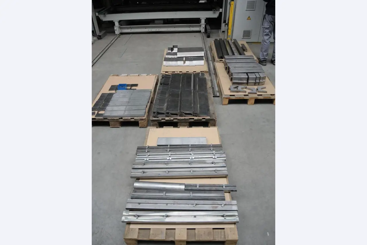 Chapas metálicas e máquinas para trabalhar metais<br><font size="2">Colaboração com Hilco Industrial Acquisitions bv</font><br><img src="/images/hil.png"><br>-7