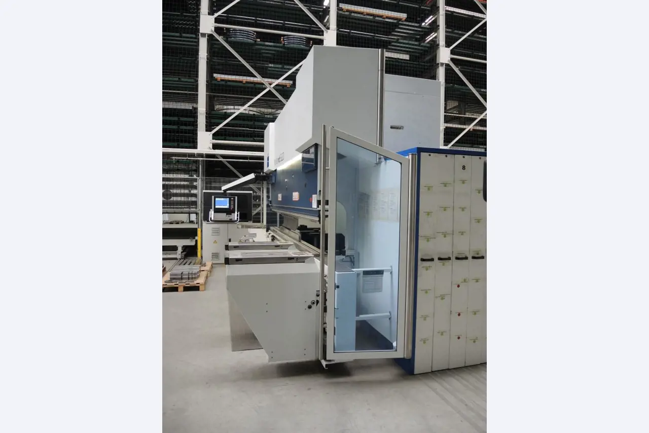 Chapas metálicas e máquinas para trabalhar metais<br><font size="2">Colaboração com Hilco Industrial Acquisitions bv</font><br><img src="/images/hil.png"><br>-9