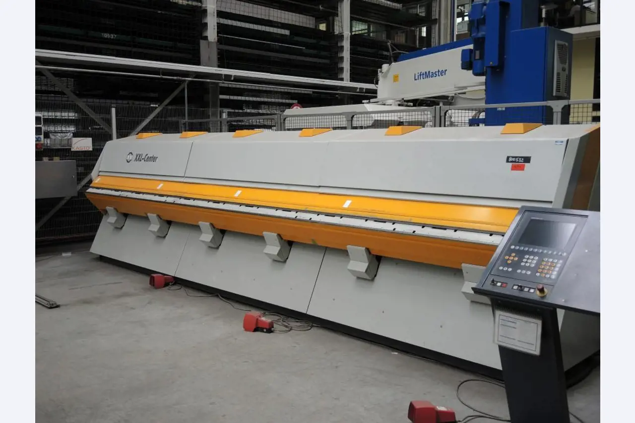 Chapas metálicas e máquinas para trabalhar metais<br><font size="2">Colaboração com Hilco Industrial Acquisitions bv</font><br><img src="/images/hil.png"><br>-3