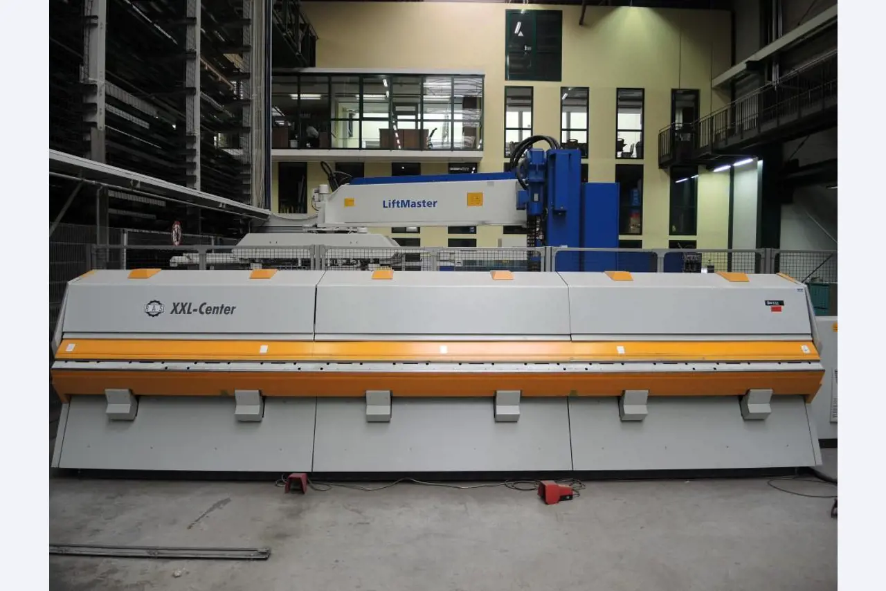 Chapas metálicas e máquinas para trabalhar metais<br><font size="2">Colaboração com Hilco Industrial Acquisitions bv</font><br><img src="/images/hil.png"><br>-4