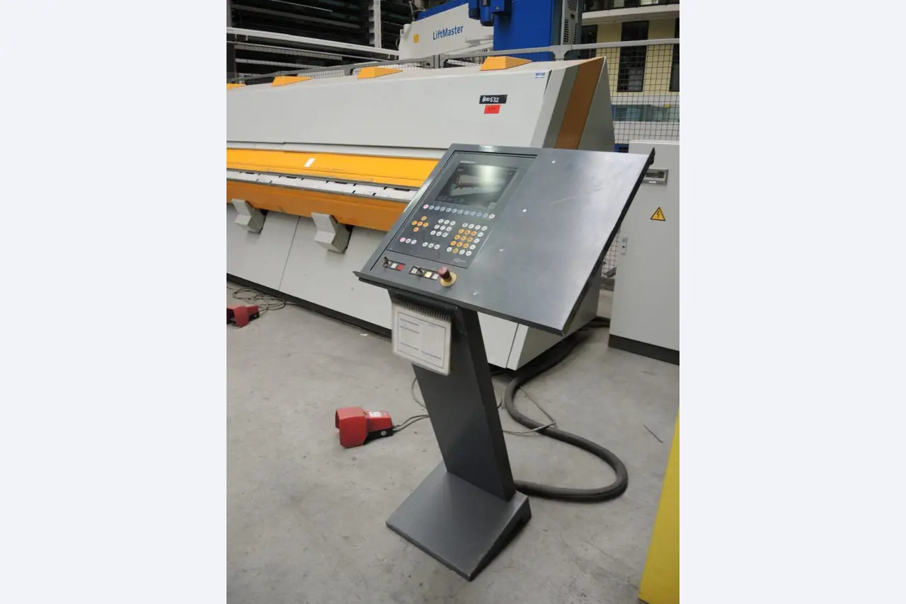 Chapas metálicas e máquinas para trabalhar metais<br><font size="2">Colaboração com Hilco Industrial Acquisitions bv</font><br><img src="/images/hil.png"><br>-7