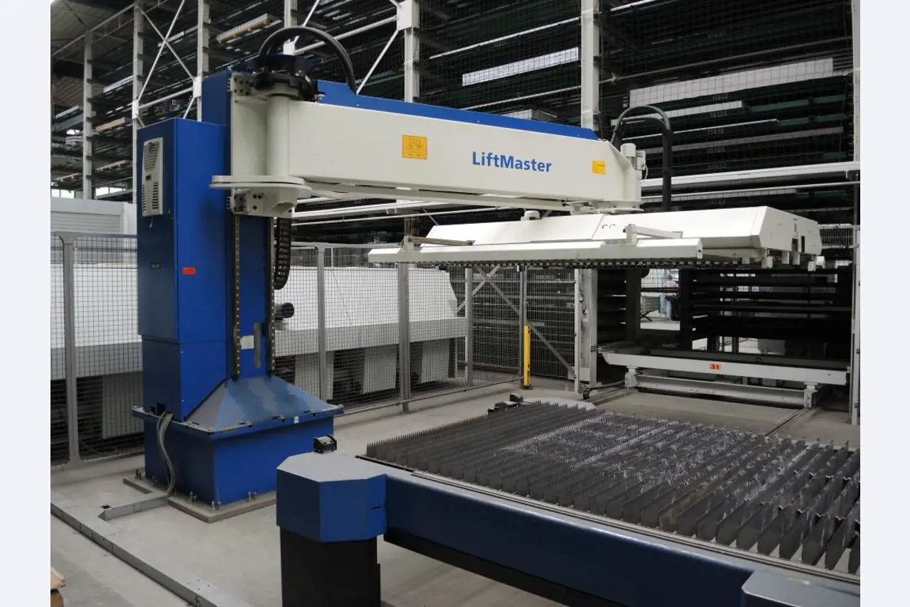 Chapas metálicas e máquinas para trabalhar metais<br><font size="2">Colaboração com Hilco Industrial Acquisitions bv</font><br><img src="/images/hil.png"><br>-10