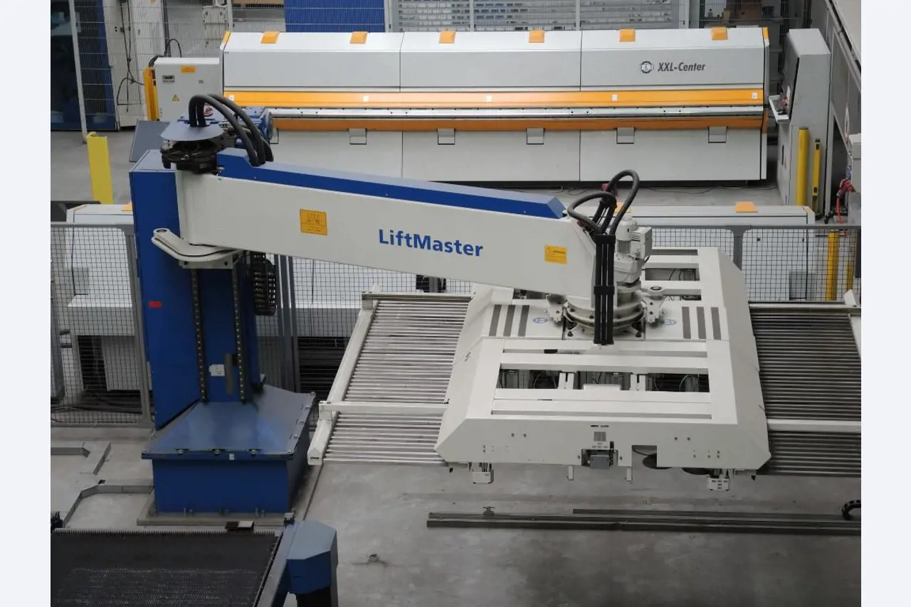 Chapas metálicas e máquinas para trabalhar metais<br><font size="2">Colaboração com Hilco Industrial Acquisitions bv</font><br><img src="/images/hil.png"><br>-11