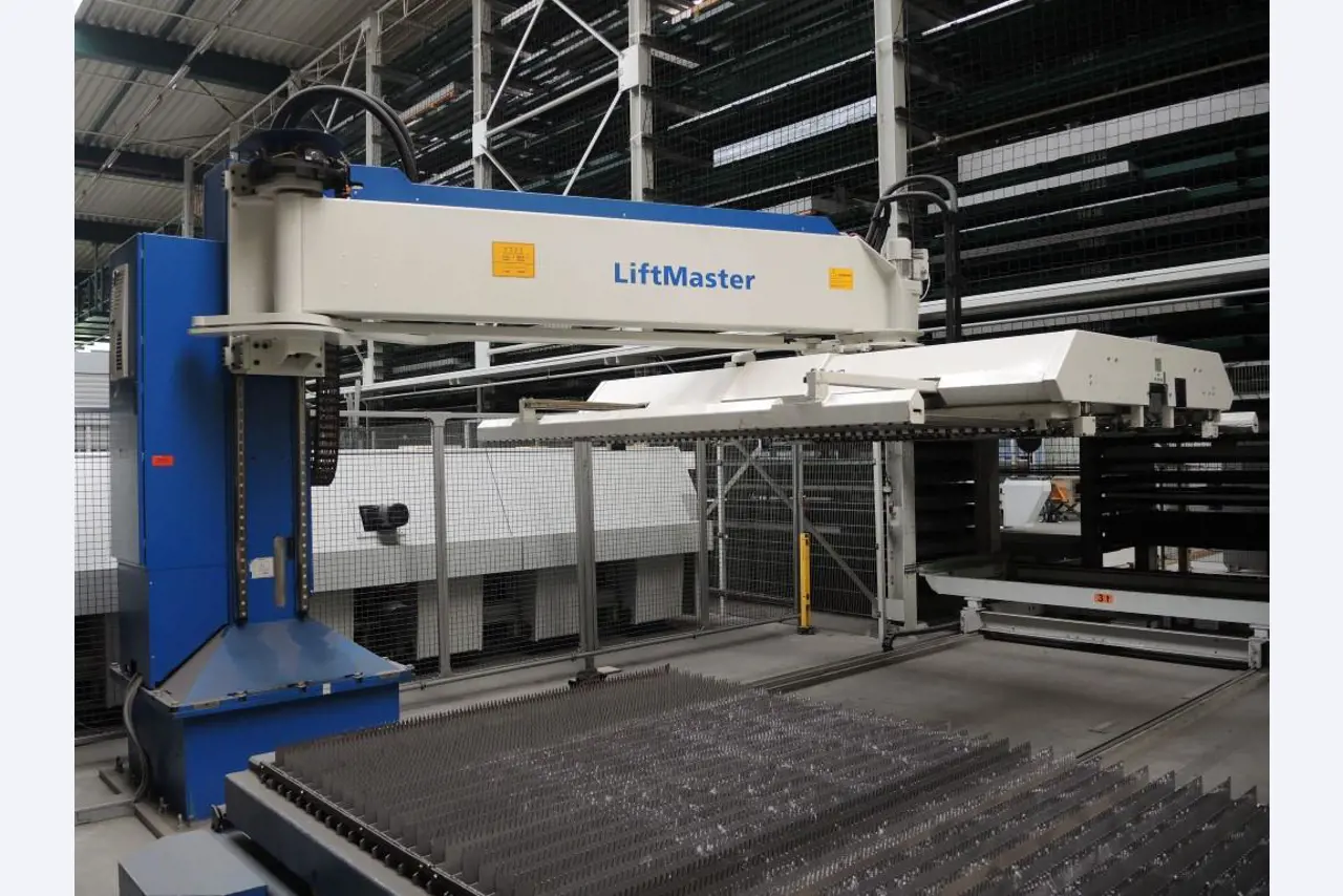 Chapas metálicas e máquinas para trabalhar metais<br><font size="2">Colaboração com Hilco Industrial Acquisitions bv</font><br><img src="/images/hil.png"><br>-12