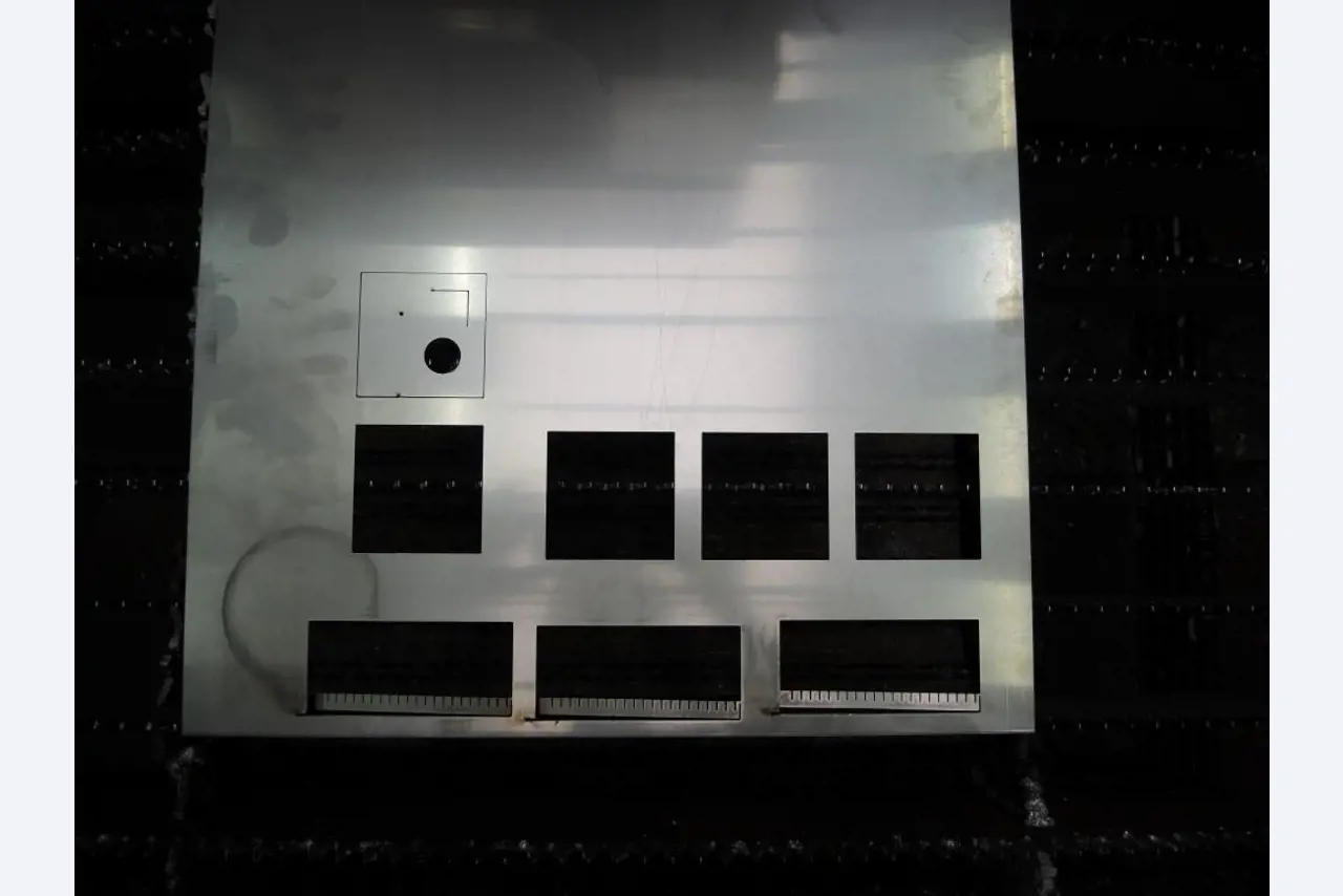 Chapas metálicas e máquinas para trabalhar metais<br><font size="2">Colaboração com Hilco Industrial Acquisitions bv</font><br><img src="/images/hil.png"><br>-13