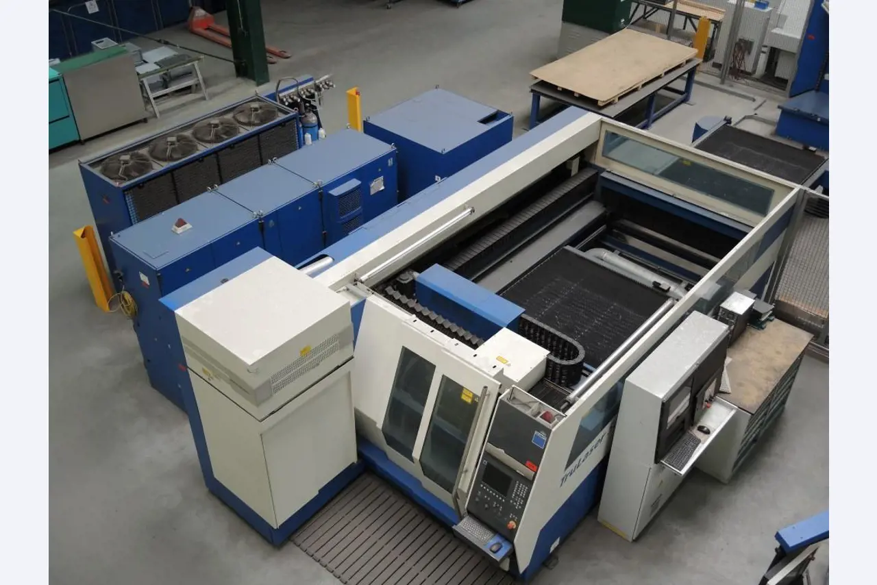 Chapas metálicas e máquinas para trabalhar metais<br><font size="2">Colaboração com Hilco Industrial Acquisitions bv</font><br><img src="/images/hil.png"><br>-1