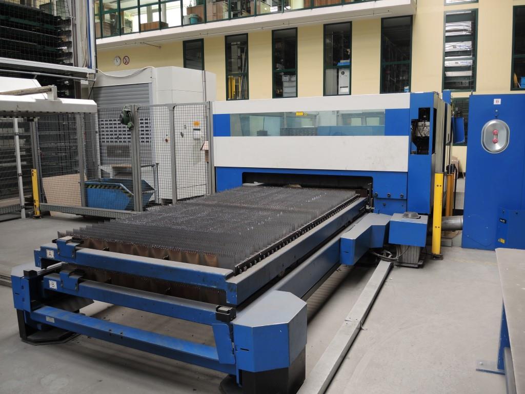 Chapas metálicas e máquinas para trabalhar metais<br><font size="2">Colaboração com Hilco Industrial Acquisitions bv</font><br><img src="/images/hil.png"><br>-6