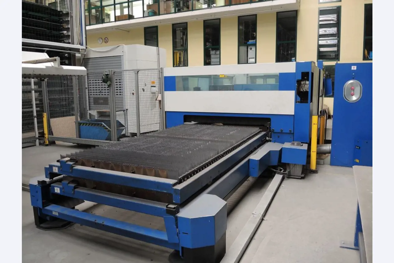 Chapas metálicas e máquinas para trabalhar metais<br><font size="2">Colaboração com Hilco Industrial Acquisitions bv</font><br><img src="/images/hil.png"><br>-6