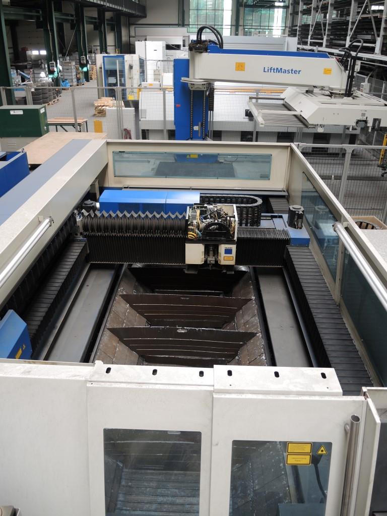 Chapas metálicas e máquinas para trabalhar metais<br><font size="2">Colaboração com Hilco Industrial Acquisitions bv</font><br><img src="/images/hil.png"><br>-8