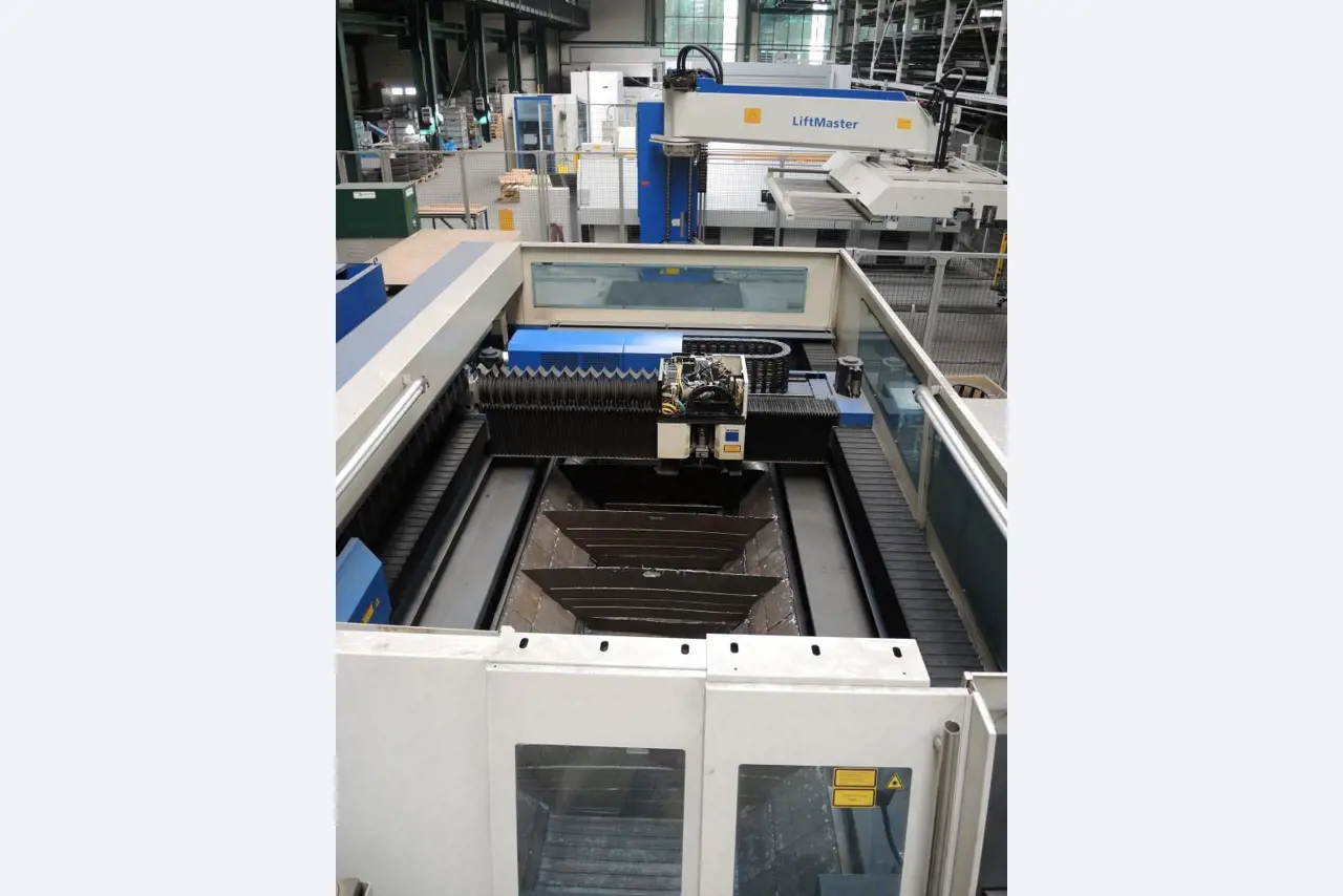 Chapas metálicas e máquinas para trabalhar metais<br><font size="2">Colaboração com Hilco Industrial Acquisitions bv</font><br><img src="/images/hil.png"><br>-8