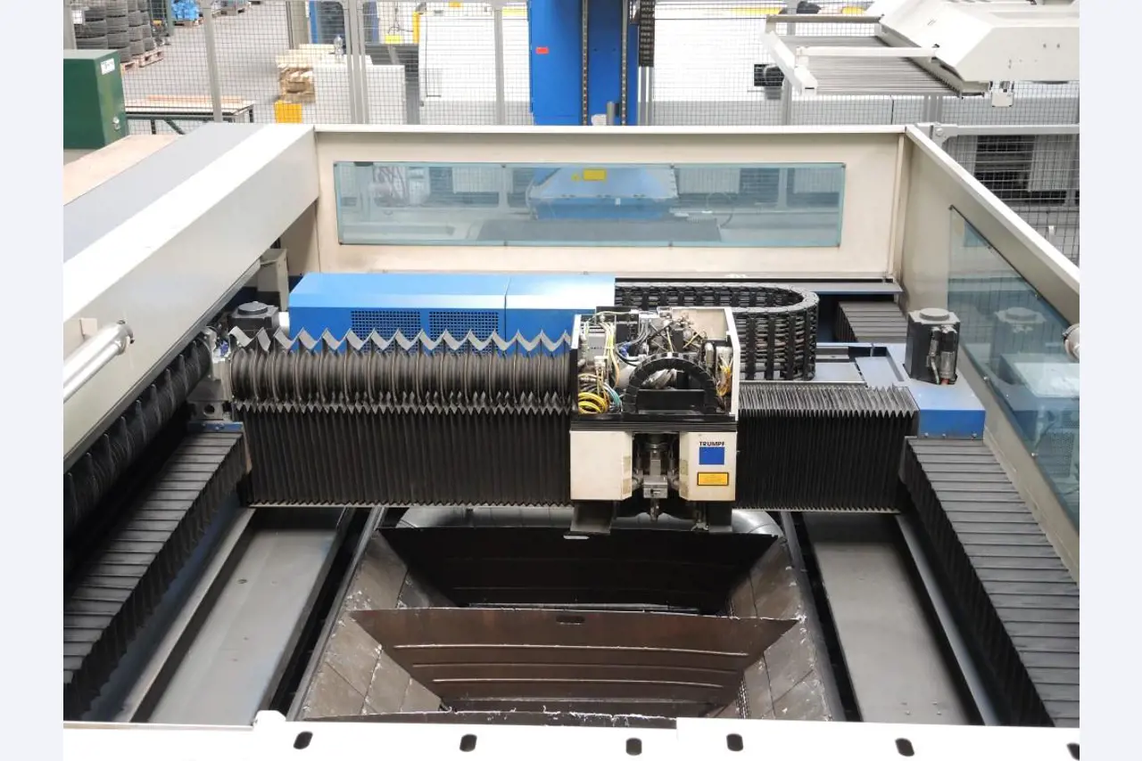 Chapas metálicas e máquinas para trabalhar metais<br><font size="2">Colaboração com Hilco Industrial Acquisitions bv</font><br><img src="/images/hil.png"><br>-9