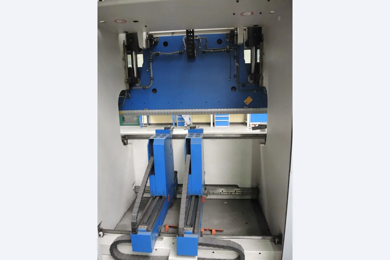 Chapas metálicas e máquinas para trabalhar metais<br><font size="2">Colaboração com Hilco Industrial Acquisitions bv</font><br><img src="/images/hil.png"><br>-11