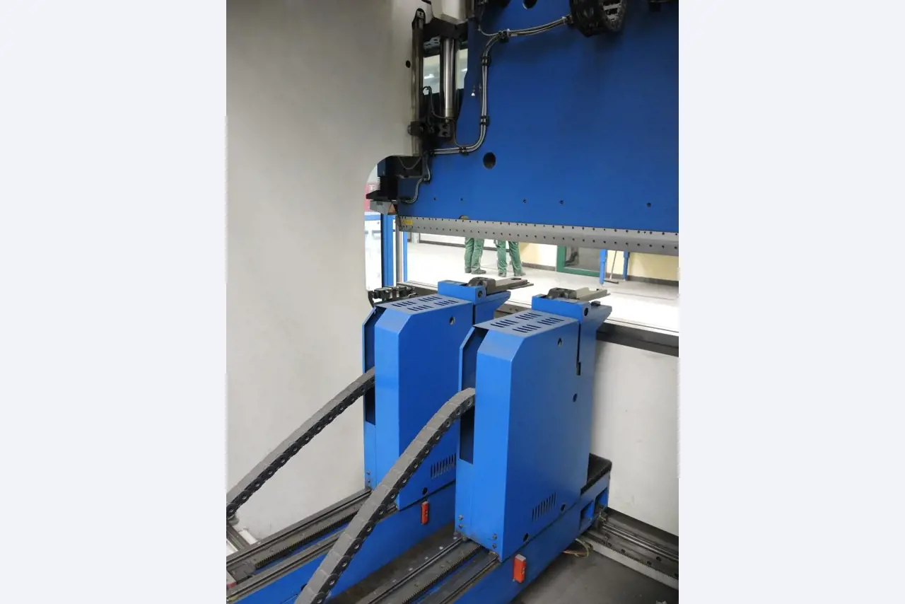 Chapas metálicas e máquinas para trabalhar metais<br><font size="2">Colaboração com Hilco Industrial Acquisitions bv</font><br><img src="/images/hil.png"><br>-12