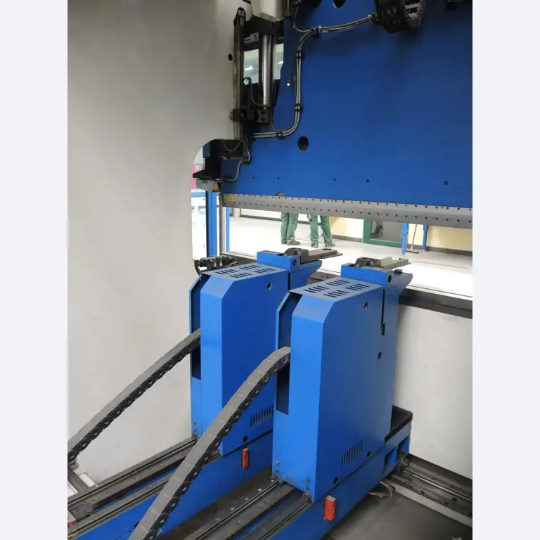 Chapas metálicas e máquinas para trabalhar metais<br><font size="2">Colaboração com Hilco Industrial Acquisitions bv</font><br><img src="/images/hil.png"><br>-12