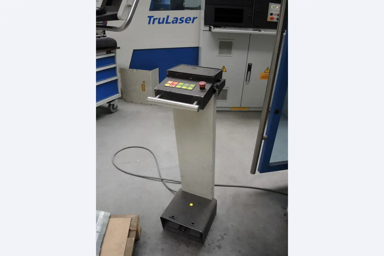 Chapas metálicas e máquinas para trabalhar metais<br><font size="2">Colaboração com Hilco Industrial Acquisitions bv</font><br><img src="/images/hil.png"><br>-13