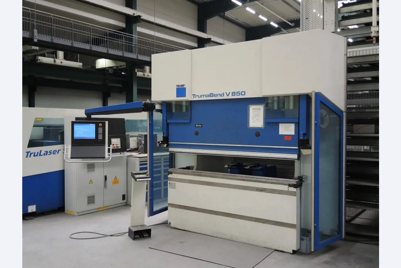 Chapas metálicas e máquinas para trabalhar metais<br><font size="2">Colaboração com Hilco Industrial Acquisitions bv</font><br><img src="/images/hil.png"><br>-1