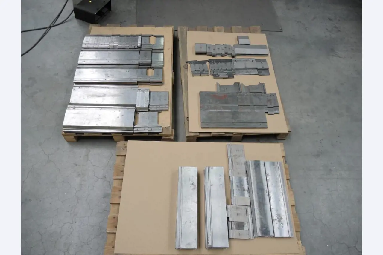 Chapas metálicas e máquinas para trabalhar metais<br><font size="2">Colaboração com Hilco Industrial Acquisitions bv</font><br><img src="/images/hil.png"><br>-5