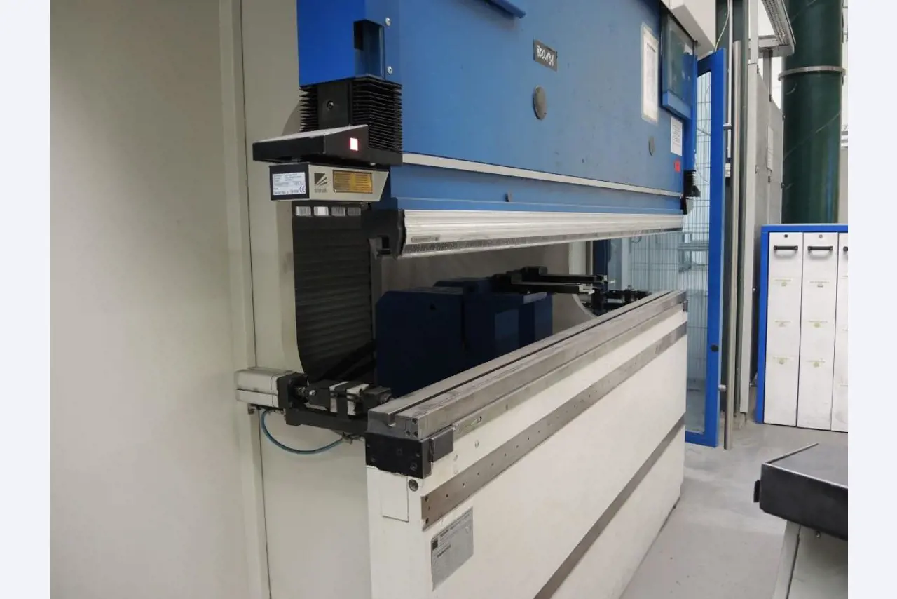 Chapas metálicas e máquinas para trabalhar metais<br><font size="2">Colaboração com Hilco Industrial Acquisitions bv</font><br><img src="/images/hil.png"><br>-8