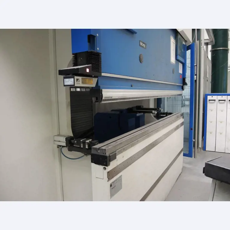 Chapas metálicas e máquinas para trabalhar metais<br><font size="2">Colaboração com Hilco Industrial Acquisitions bv</font><br><img src="/images/hil.png"><br>-8