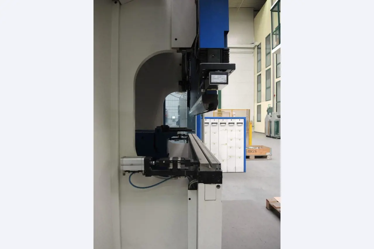 Chapas metálicas e máquinas para trabalhar metais<br><font size="2">Colaboração com Hilco Industrial Acquisitions bv</font><br><img src="/images/hil.png"><br>-9