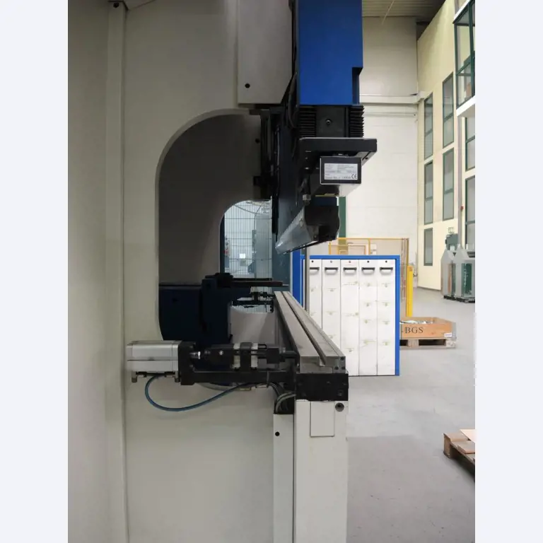 Chapas metálicas e máquinas para trabalhar metais<br><font size="2">Colaboração com Hilco Industrial Acquisitions bv</font><br><img src="/images/hil.png"><br>-9