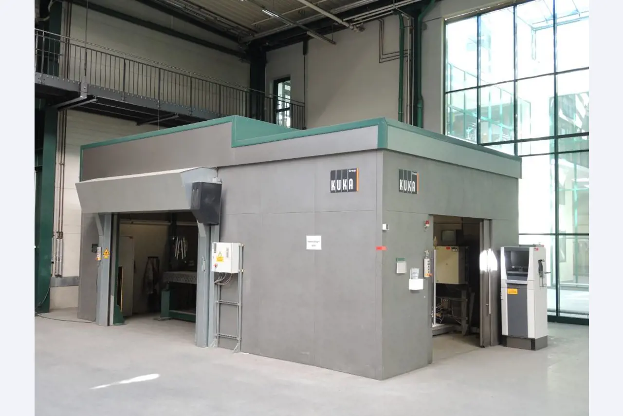 Chapas metálicas e máquinas para trabalhar metais<br><font size="2">Colaboração com Hilco Industrial Acquisitions bv</font><br><img src="/images/hil.png"><br>-1