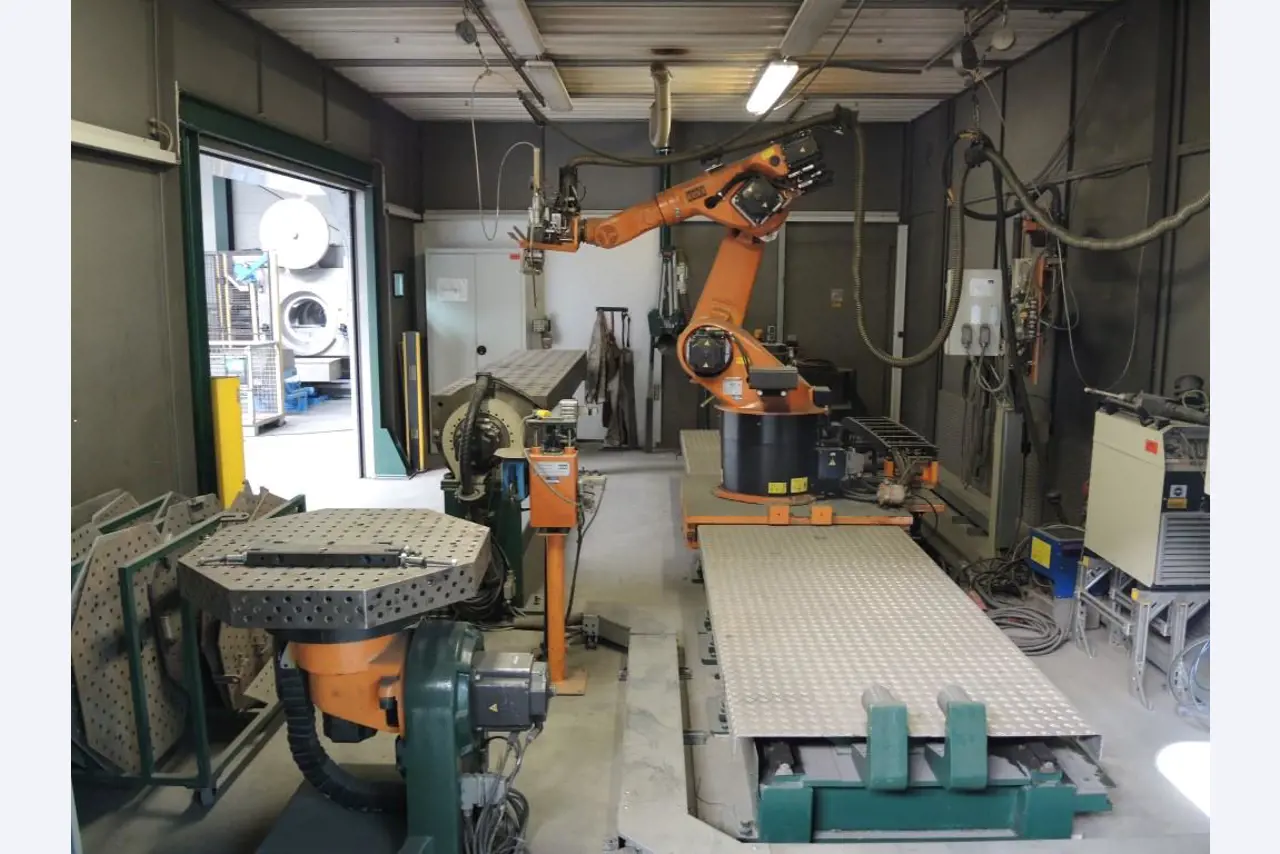 Chapas metálicas e máquinas para trabalhar metais<br><font size="2">Colaboração com Hilco Industrial Acquisitions bv</font><br><img src="/images/hil.png"><br>-23