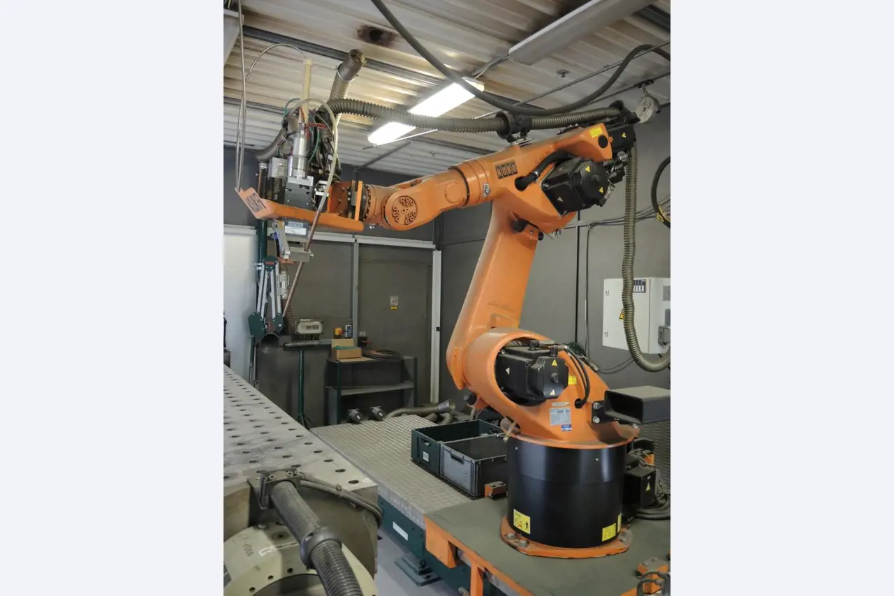 Chapas metálicas e máquinas para trabalhar metais<br><font size="2">Colaboração com Hilco Industrial Acquisitions bv</font><br><img src="/images/hil.png"><br>-24