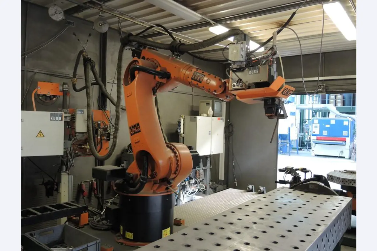 Chapas metálicas e máquinas para trabalhar metais<br><font size="2">Colaboração com Hilco Industrial Acquisitions bv</font><br><img src="/images/hil.png"><br>-25