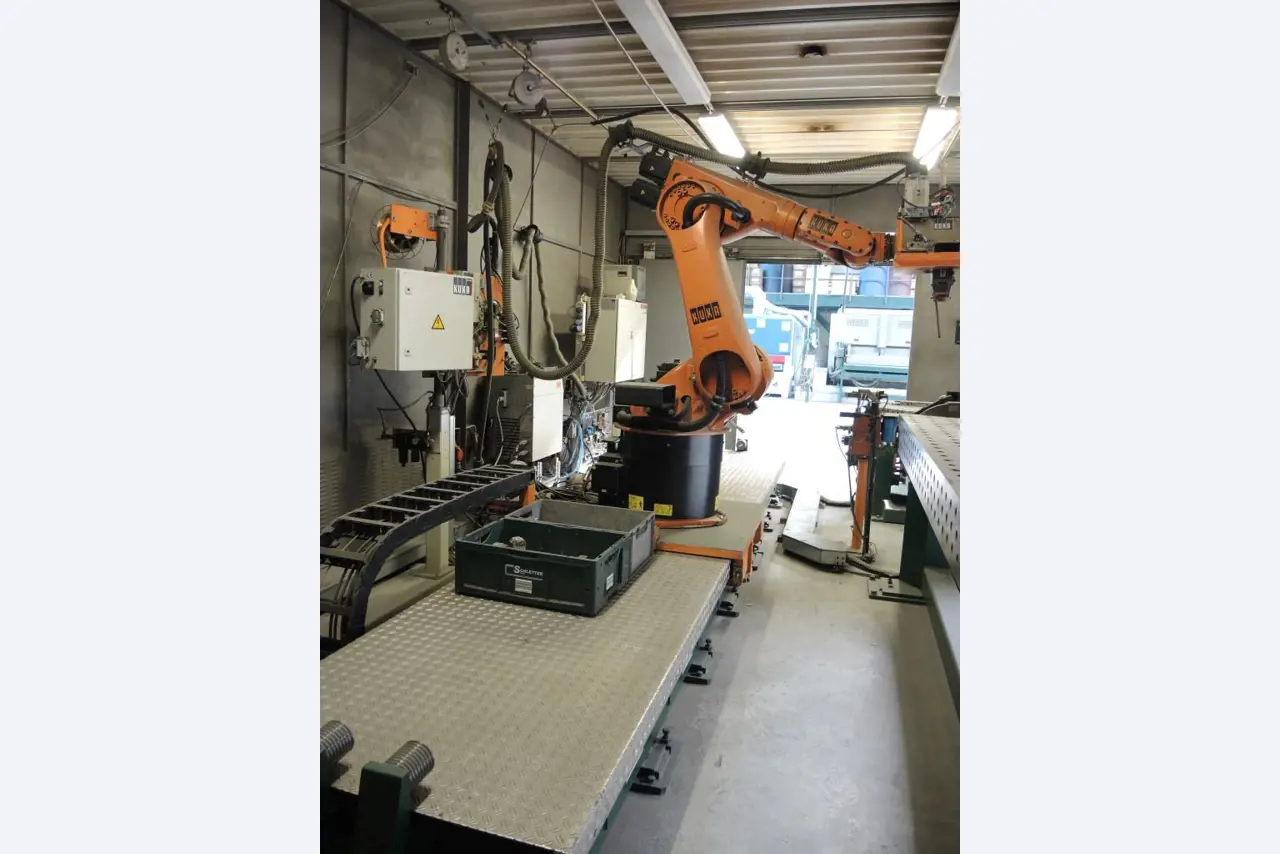 Chapas metálicas e máquinas para trabalhar metais<br><font size="2">Colaboração com Hilco Industrial Acquisitions bv</font><br><img src="/images/hil.png"><br>-27