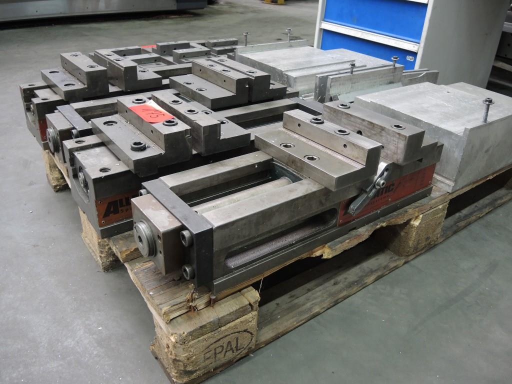 Chapas metálicas e máquinas para trabalhar metais<br><font size="2">Colaboração com Hilco Industrial Acquisitions bv</font><br><img src="/images/hil.png"><br>-3