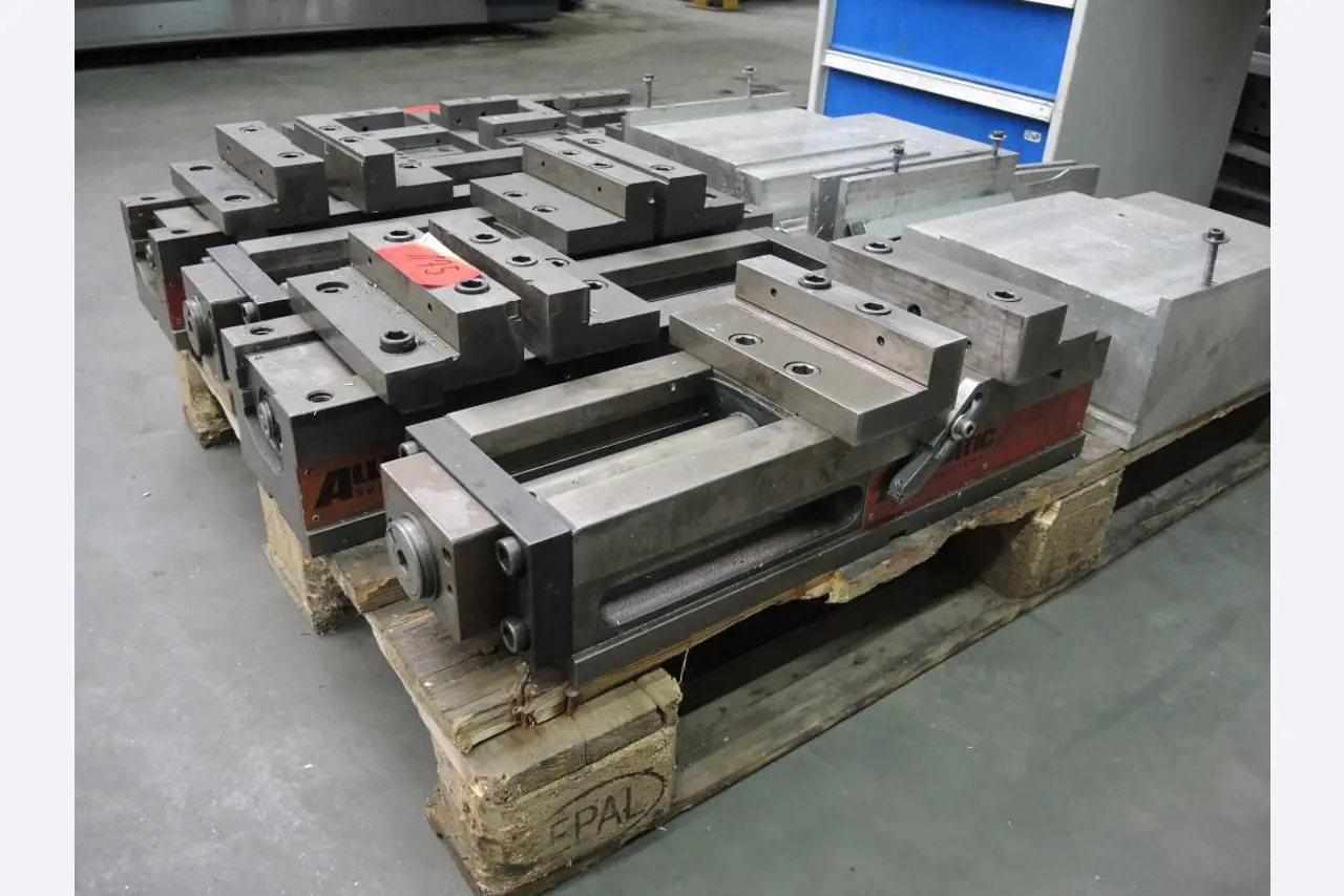 Chapas metálicas e máquinas para trabalhar metais<br><font size="2">Colaboração com Hilco Industrial Acquisitions bv</font><br><img src="/images/hil.png"><br>-3