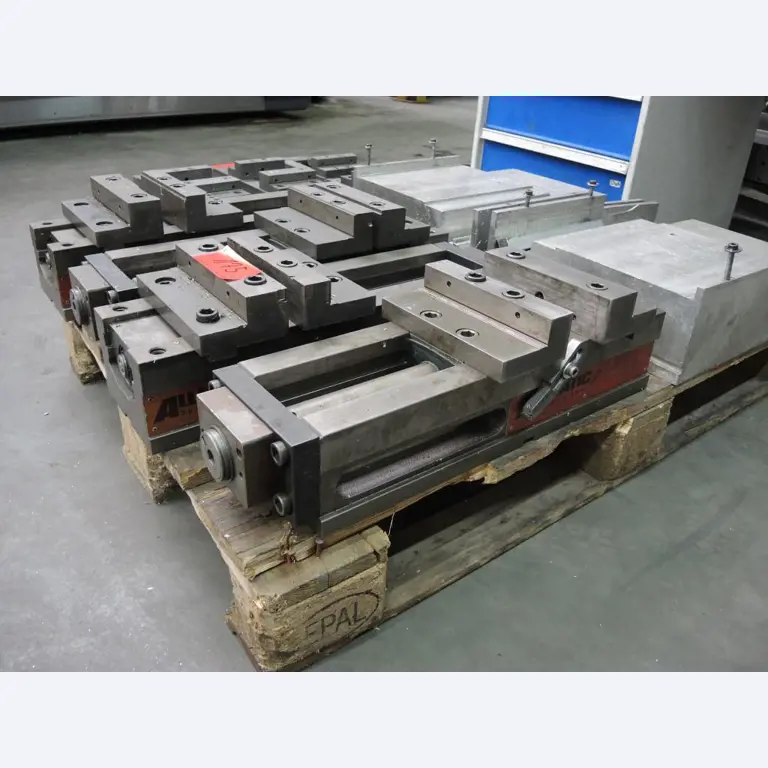 Chapas metálicas e máquinas para trabalhar metais<br><font size="2">Colaboração com Hilco Industrial Acquisitions bv</font><br><img src="/images/hil.png"><br>-3