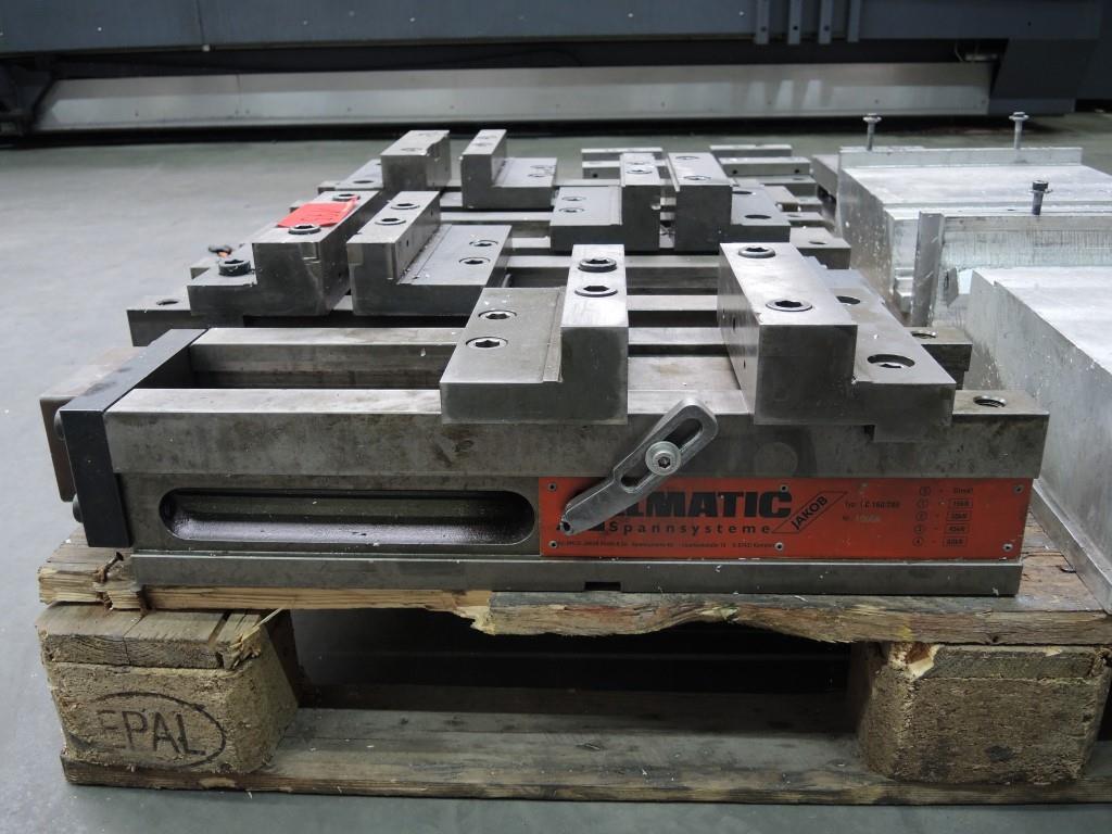 Chapas metálicas e máquinas para trabalhar metais<br><font size="2">Colaboração com Hilco Industrial Acquisitions bv</font><br><img src="/images/hil.png"><br>-4